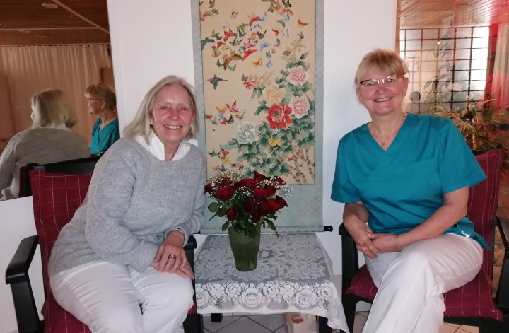 Frau Kleinhenz und Frau Steinheimer am Tisch sitzend